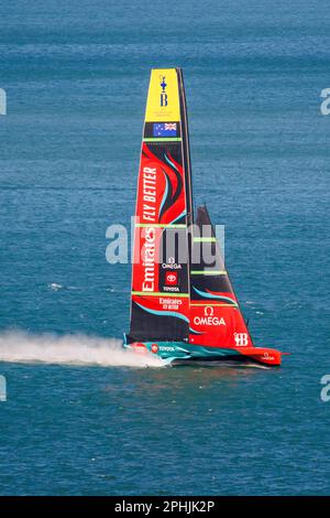 Auckland, Neuseeland, 29. März 2023. Team Neuseelands America's Cup Boot, Te Rehutai, macht eine Übungssitzung im Hafen von Waitematā. Kredit: David Rowland/Alamy Live News Stockfoto