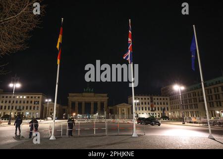 Berlin, Deutschland. 29. März 2023. Die Polizei errichtete einen Zaun auf dem Pariser Platz vor dem Brandenburger Tor für König Karls III. Besuch in Berlin. Drei Fahnenmasten, die dort normalerweise nicht zu sehen sind, sind ebenfalls zu sehen. Kredit: Joerg Carstensen/dpa/Alamy Live News Stockfoto