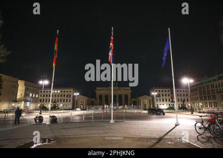 Berlin, Deutschland. 29. März 2023. Die Polizei errichtete einen Zaun auf dem Pariser Platz vor dem Brandenburger Tor für König Karls III. Besuch in Berlin. Drei Fahnenmasten, die dort normalerweise nicht zu sehen sind, sind ebenfalls zu sehen. Kredit: Joerg Carstensen/dpa/Alamy Live News Stockfoto