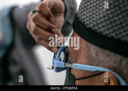 Bogor, Indonesien. 27. März 2023. Ein indonesischer Einwohner lässt seine Augen am 27. März 2023 bei Untersuchungen in der Ainun Cahaya Medika Augenklinik in Bogor Regency, Indonesien, untersuchen. Das Programm zielt darauf ab, benachteiligten Gemeinschaften zu helfen, Augengesundheitsdienste zu erhalten, um die Blindheit aufgrund von Katarakt zu reduzieren. (Foto: Andi M Ridwan/INA Photo Agency/Sipa USA) Guthaben: SIPA USA/Alamy Live News Stockfoto