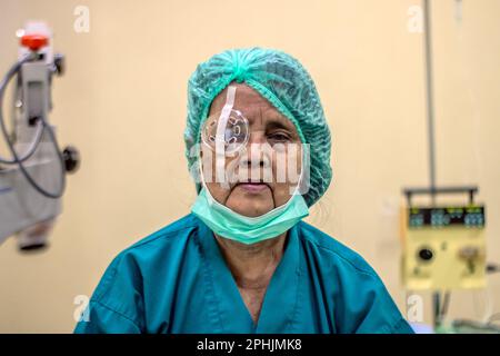 Bogor, Indonesien. 27. März 2023. Eine Patientin ältere Frauen hatte am 27. März 2023 eine Kataraktoperation am rechten Auge in der Ainun Cahaya Medika Augenklinik in Bogor Regency, Indonesien. Das Programm zielt darauf ab, benachteiligten Gemeinschaften zu helfen, Augengesundheitsdienste zu erhalten, um die Blindheit aufgrund von Katarakt zu reduzieren. (Foto: Andi M Ridwan/INA Photo Agency/Sipa USA) Guthaben: SIPA USA/Alamy Live News Stockfoto