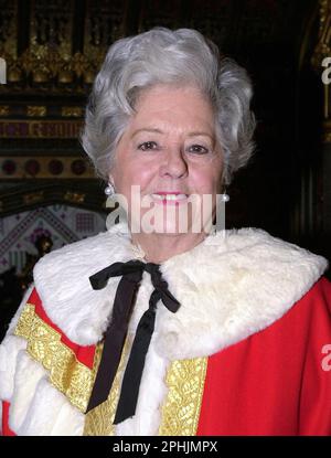 Aktenfoto vom 16. Oktober 01/01 von Baroness Betty Boothroyd. Die Trauernden versammeln sich am Mittwoch zur Beerdigung von Boothroyd, der einzigen Frau, die bisher zur Sprecherin des Unterhauses gewählt wurde. Politiker werden zu denen gehören, die ihre letzte Ehre auf dem Gottesdienst in der Nähe ihres Hauses in Cambridgeshire erweisen. Lady Boothroyd, eine ehemalige Labour-Abgeordnete, starb letzten Monat im Alter von 93 Jahren. Ausgabedatum: Mittwoch, 29. März 2023. Stockfoto