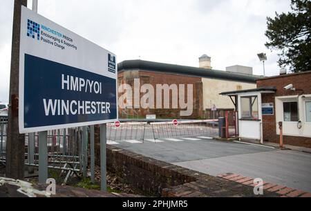 Aktenfoto vom 17. Oktober 01/20 einer allgemeinen Ansicht eines Hinweises für HMP Winchester in Hampshire, da das Leben für Kinder in Jugendhaft mit "spürbaren Spannungen und Paranoia" gefüllt ist, die durch Gewaltandrohung, häufig abgesagte Familienbesuche und wenige Chancen auf den Aufbau positiver Beziehungen verursacht wurden, Ein neuer Bericht wurde gefunden. Stockfoto