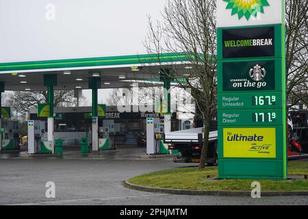 Dossierfoto vom 02. Januar 03/22 über die an einer BP-Tankstelle ausgewiesenen Kraftstoffpreise, da Dieselkraftstoff an Marktplätzen im gesamten Vereinigten Königreich im Durchschnitt für rund 17p Euro pro Liter mehr verkauft wird als Benzin, obwohl die Großhandelspreise für beide Kraftstoffe nach Angaben des RAC praktisch identisch sind. Stockfoto