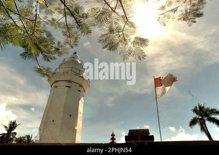 Der Turm der Großen Moschee von Banten, ein kulturelles Erbe aus der Banten Sultanate-Zeit, befindet sich in einer Gegend, die heute Banten Lama (Altes Banten) in Serang, Banten, Indonesien, genannt wird, auf diesem Foto, das 2010 aufgenommen wurde. „Die Nachhaltigkeit des Kulturerbes ist eng mit der effektiven Beteiligung der lokalen Gemeinschaften an der Erhaltung und Bewirtschaftung dieser Ressourcen verbunden“, so ein Wissenschaftlerteam unter Leitung von Sunday Oladipo Oladeji in ihrem Forschungsartikel, der am 28. Oktober 2022 im Sage Journal veröffentlicht wurde. Die Gegend um Banten Lama (Old Banten) war Teil des wichtigen Hafens von Banten Sultanate,... Stockfoto