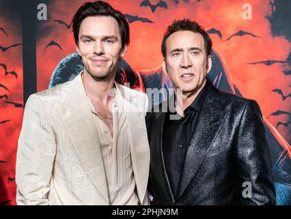 Nicolas Hoult trägt Anzug von Tom Ford und Nicholas Cage nimmt am 28. März 2023 an der Premiere von Universal Pictures Renfield im MoMA in New York Teil Stockfoto