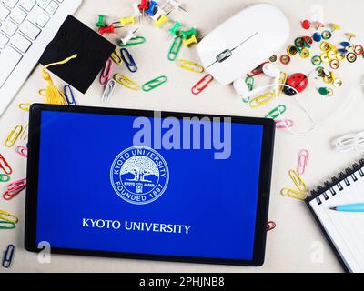 Bayern, Deutschland. 31. Dezember 2015. In dieser Abbildung ist das Logo der Universität Kyoto auf einem Tablet zu sehen. (Kreditbild: © Igor Golovniov/SOPA Images via ZUMA Press Wire) NUR REDAKTIONELLE VERWENDUNG! Nicht für den kommerziellen GEBRAUCH! Stockfoto