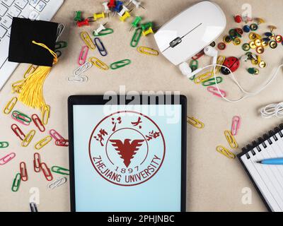 Bayern, Deutschland. 31. Dezember 2015. In dieser Fotoabbildung wird das Logo der Zhejiang University auf einem Tablet angezeigt. (Kreditbild: © Igor Golovniov/SOPA Images via ZUMA Press Wire) NUR REDAKTIONELLE VERWENDUNG! Nicht für den kommerziellen GEBRAUCH! Stockfoto