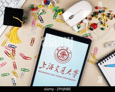 Bayern, Deutschland. 31. Dezember 2015. In dieser Fotoabbildung wird das Shanghai Jiao Tong University Logo auf einem Tablet angezeigt. (Kreditbild: © Igor Golovniov/SOPA Images via ZUMA Press Wire) NUR REDAKTIONELLE VERWENDUNG! Nicht für den kommerziellen GEBRAUCH! Stockfoto