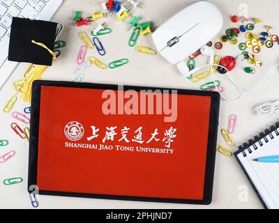 Bayern, Deutschland. 31. Dezember 2015. In dieser Fotoabbildung wird das Shanghai Jiao Tong University Logo auf einem Tablet angezeigt. (Kreditbild: © Igor Golovniov/SOPA Images via ZUMA Press Wire) NUR REDAKTIONELLE VERWENDUNG! Nicht für den kommerziellen GEBRAUCH! Stockfoto