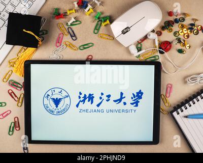 Bayern, Deutschland. 31. Dezember 2015. In dieser Fotoabbildung wird das Logo der Zhejiang University auf einem Tablet angezeigt. (Kreditbild: © Igor Golovniov/SOPA Images via ZUMA Press Wire) NUR REDAKTIONELLE VERWENDUNG! Nicht für den kommerziellen GEBRAUCH! Stockfoto