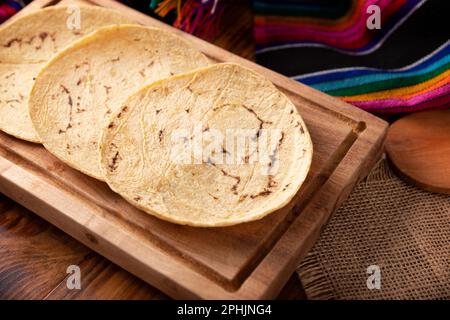 Maistortillas. Lebensmittel, die mit nixtamalisiertem Mais hergestellt werden, ein Grundnahrungsmittel in mehreren amerikanischen Ländern, ein wesentliches Element in vielen lateinamerikanischen Gerichten. Stockfoto