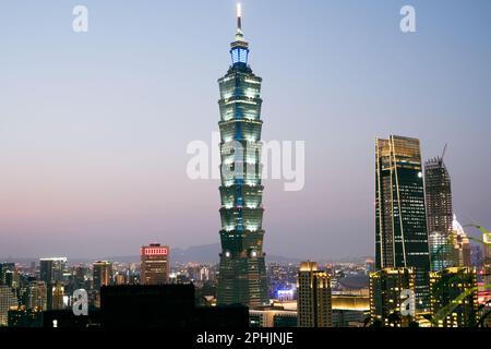 Taipeh-Stadt bei Nacht von Xiangshan in Taiwan Stockfoto