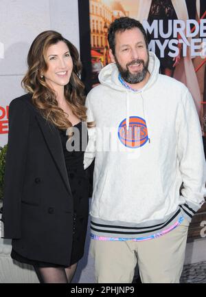 Los Angeles, Kalifornien. 28. März 2023. Jackie Sandler, Adam Sandler bei Ankunft für MURDER MYSTERY 2 Premiere, Regency Village Theatre, Los Angeles, CA, 28. März 2023. Kredit: Elizabeth Goodenough/Everett Collection/Alamy Live News Stockfoto