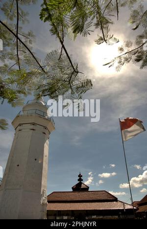 Der Turm der Großen Moschee von Banten, ein kulturelles Erbe aus der Banten Sultanate-Zeit, befindet sich in einer Gegend, die heute Banten Lama (Altes Banten) in Serang, Banten, Indonesien, genannt wird, auf diesem Foto, das 2010 aufgenommen wurde. „Die Nachhaltigkeit des Kulturerbes ist eng mit der effektiven Beteiligung der lokalen Gemeinschaften an der Erhaltung und Bewirtschaftung dieser Ressourcen verbunden“, so ein Wissenschaftlerteam unter Leitung von Sunday Oladipo Oladeji in ihrem Forschungsartikel, der am 28. Oktober 2022 im Sage Journal veröffentlicht wurde. Die Gegend um Banten Lama (Old Banten) war Teil des wichtigen Hafens von Banten Sultanate,... Stockfoto