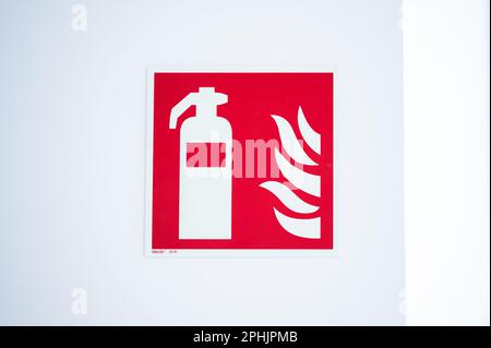 Heilbronn, Deutschland. 28. März 2023. Ein Brandschutzschild weist auf einen Feuerlöscher in einem Gebäude hin. Kredit: Silas Stein/dpa/Alamy Live News Stockfoto