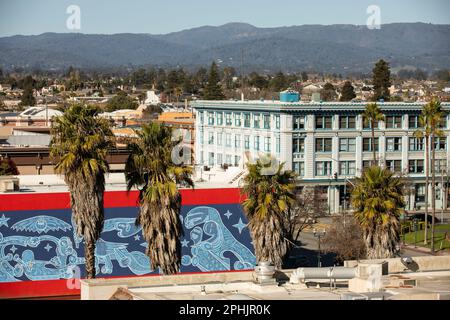 Watsonville, Kalifornien, USA - 1. Januar 2023: Die Sonne scheint im historischen Stadtzentrum von Watsonville. Stockfoto