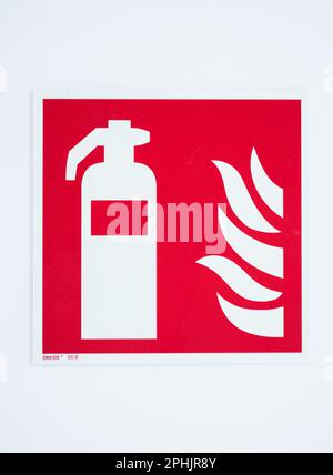 Heilbronn, Deutschland. 28. März 2023. Ein Brandschutzschild weist auf einen Feuerlöscher in einem Gebäude hin. Kredit: Silas Stein/dpa/Alamy Live News Stockfoto