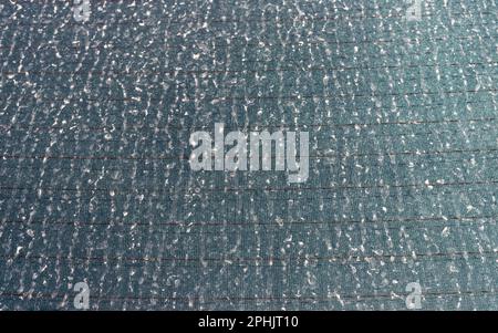 Fahrzeug schmutzige Heckscheibe. Hintergrund und Textur. Stockfoto