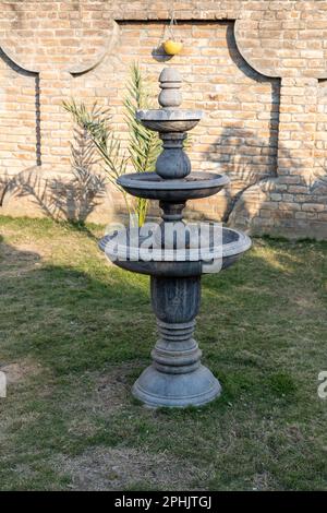 Wasserbrunnen auf drei Ebenen im Rasen Stockfoto