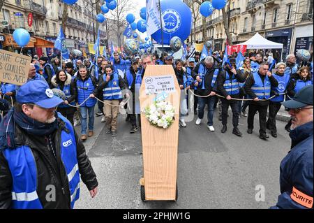 Paris, Frankreich, 28. März 2023. Paris, Frankreich. 28. März 2023. Demonstranten während des zehnten Tages der Mobilisierung gegen die Rentenreform in den Straßen von Paris am 28. März 2023, dem zweiten seit der Verabschiedung des Gesetzes mit den 49,3. In ganz Frankreich fanden Demonstrationen statt, die von den Gewerkschaften angeregt wurden, die noch immer hoffen, die Regierung zu zwingen, sich zu beugen. Foto: Tomas Stevens/ABACAPRESS.COM Kredit: Abaca Press/Alamy Live News Stockfoto