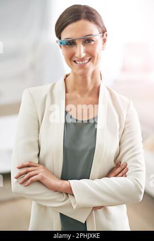 Intelligente Brille für clevere Geschäftsleute. Porträt einer jungen Geschäftsfrau, die in einem Büro steht und eine intelligente Brille trägt. Stockfoto