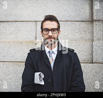 Porträt von Stil und Selbstvertrauen. Porträt eines selbstbewussten jungen Geschäftsmannes in der Stadt. Stockfoto