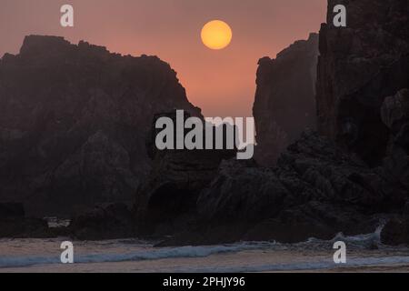 Goldener Sonnenuntergang über den Rocky Cliffs, Mangersta Cliffs, Lewis, Isle of Lewis, Hebriden, Outer Hebrides, Western Isles, Schottland, Großbritannien Stockfoto