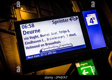 DEN BOSCH - am Bahnhof steigen Sie in den Zug in Richtung Eindhoven. Der Zugverkehr zwischen Den Bosch und Boxtel in Nordbrabant ist wieder aufgenommen worden, nachdem eine Woche lang keine Züge auf der Strecke verkehrten, weil Dachse unter den Gleisen bei Esch und Vught Burgen gegraben hatten. Die Dachs haben sich seither bewegt und die Piste wurde restauriert. ANP ROB ENGELAAR niederlande raus - belgien raus Stockfoto