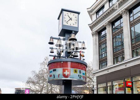 London, Vereinigtes Königreich - 13. Februar 2023: Undefinierte Personen und roter Doppeldeckerbus in der Shaftesbury Avenue, der Weg nach China Town im Norden. Kinn Stockfoto