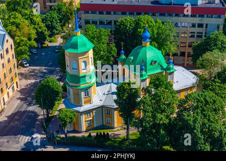 Riga aus der Vogelperspektive mit einer russisch-orthodoxen Kirche von der Spitze der Akademie der Wissenschaften. Stockfoto