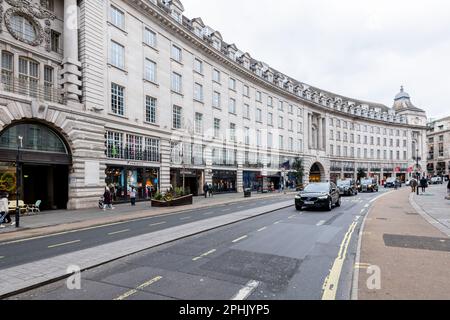 Menschen und Verkehr im Piccadilly Circus in London. Es ist ein berühmter öffentlicher Ort im Londoner West End und wurde 1819 erbaut. Stockfoto