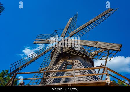 Holzwindmühle im Ethnographischen Freilichtmuseum von Lettland in Riga. Stockfoto