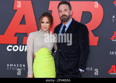 WESTWOOD, LOS ANGELES, KALIFORNIEN, USA - MÄRZ 27: Amerikanische Schauspielerin, Sängerin und Tänzerin Jennifer Lopez (J.Lo, Jennifer Lynn Lopez-Affleck) Mit Antonio-Grimaldi-Kleid und Shiphra-Schmuck und Ehemann/amerikanischer Schauspieler und Filmemacher Ben Affleck treffen Sie am 27. März 2023 im Regency Village Theatre in Westwood, Los Angeles, Kalifornien, USA, zur Weltpremiere der Amazon Studios und Skydance Media's „Air“ ein. (Foto von Xavier Collin/Image Press Agency) Stockfoto