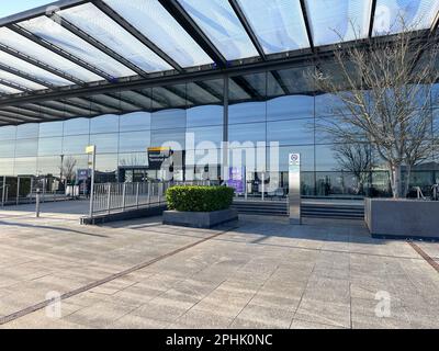 Heathrow Terminal 4 ist ein Flughafenterminal am Flughafen Heathrow, Außenansicht des Flughafens London Heathrow Stockfoto