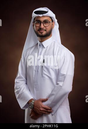 Doha, Katar - 12. Januar 2023: Porträt von katarischen Männern in traditionellen Kleidern. Stockfoto