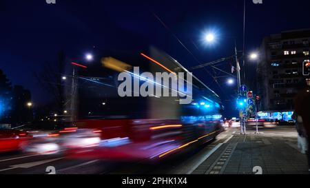 Langzeitaufnahme eines Busfahrers auf der Straße der Stadt. Der Verkehr auf den Straßen der Stadt am Abend verschwommene Bewegungsunschärfe Stockfoto