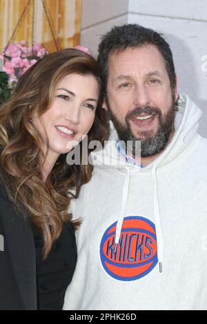 LOS ANGELES - 28. MÄRZ: Jackie Titone Sandler, Adam Sandler bei Murder Mystery 2 Premiere im Village Theater am 28. März 2023 in Westwood, Kalifornien Stockfoto