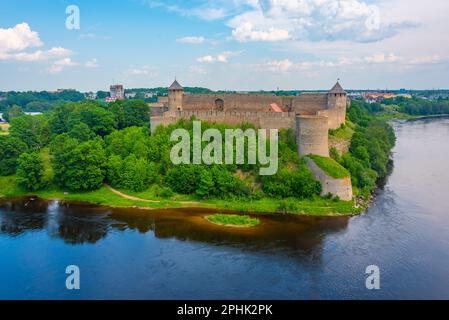 Die Festung Ivangorod in Russland aus Sicht von Narva. Stockfoto