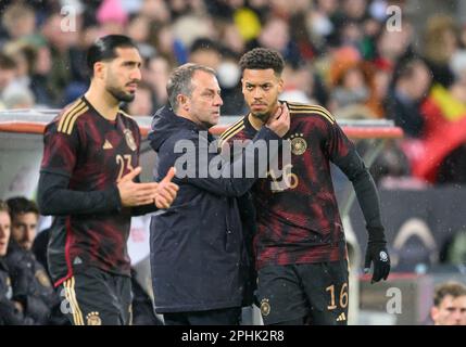 Köln/Deutschland. 28. März 2023, Köln, Deutschland. 28. März 2023. Von links nach rechts Emre CAN (GER), Trainer/Nationaltrainer Hans-Dieter 'Hansi' FLICK (GER), Felix NMECHA (GER) Substitute, Fußball Laenderspiel, Friendly Match, Deutschland (GER) - Belgien (BEL), am 28. März 2023 in Köln, Deutschland. Kredit: dpa/Alamy Live NewsCredit: DPA/Alamy Live News Stockfoto