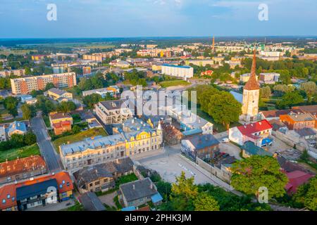 Blick auf die estnische Stadt Rakvere aus der Vogelperspektive. Stockfoto