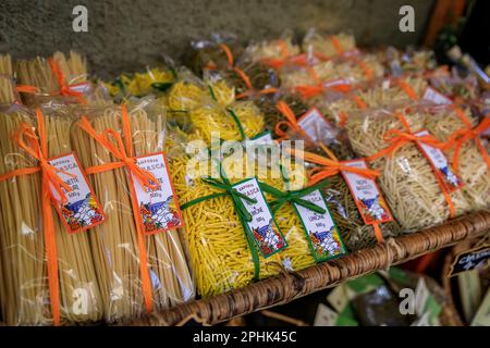 Manarola, Italien - 01. Juni 2022: Trofie, traditionelle regionale Nudeln aus Cinque Terre, mit Zitrone und Kastanie in einem Souvenirladen Stockfoto