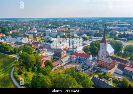 Blick auf die estnische Stadt Rakvere aus der Vogelperspektive. Stockfoto