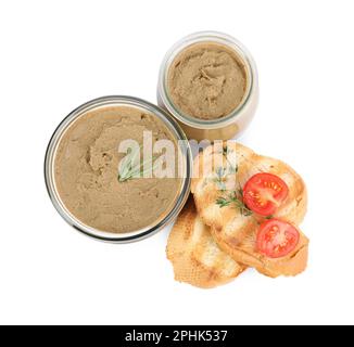 Glasgläser mit leckerer Leberpastete, Brot und Tomaten auf weißem Hintergrund, Draufsicht Stockfoto