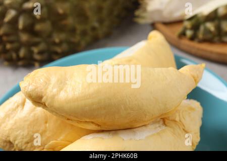 Frische, reife Durianstücke auf dem Teller, Nahaufnahme Stockfoto