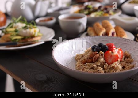 Haferbrei mit Obst und Nüssen, serviert am Büfetttisch zum Brunch Stockfoto