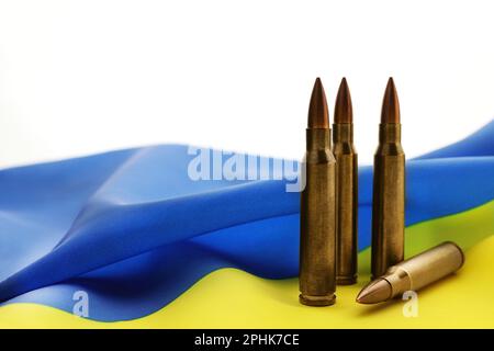 Kugeln und Staatsflagge der Ukraine auf weißem Hintergrund Stockfoto