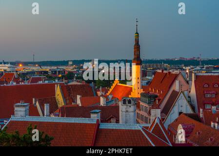 Sonnenuntergang über Tallinn vom Toompea Hill, Estland. Stockfoto