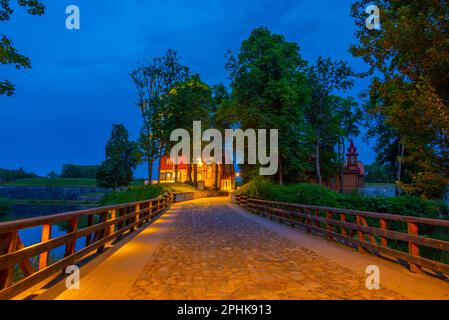 Nachtsicht auf ein Jugendstilhotel in der estnischen Stadt Kuressaare. Stockfoto