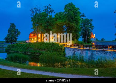 Nachtsicht auf ein Jugendstilhotel in der estnischen Stadt Kuressaare. Stockfoto